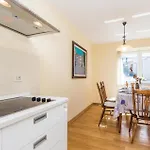 펜션 Beautiful In With Kitchen 카스타브